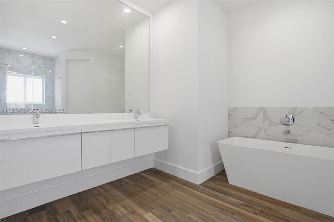 Building Photo - 2852 SW 32nd Ct