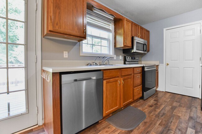 Building Photo - Pet Friendly Three Bedroom!