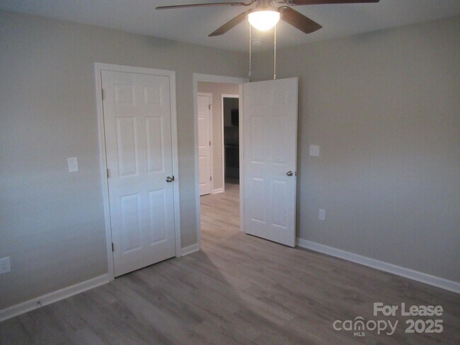 Building Photo - 1761 River Rd