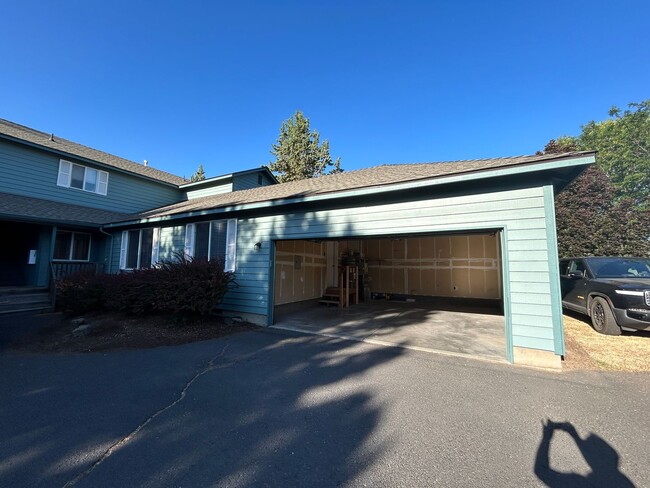 Building Photo - 1073 NE Hidden Valley Dr