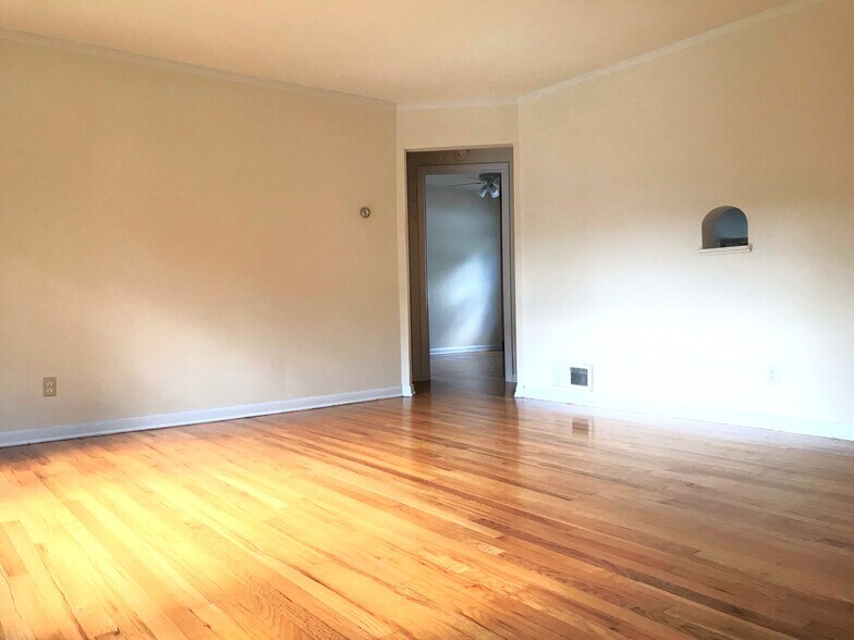 Building Photo - 401 Palomino Ln