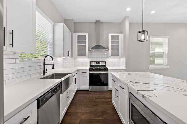 Building Photo - 904 Martin St