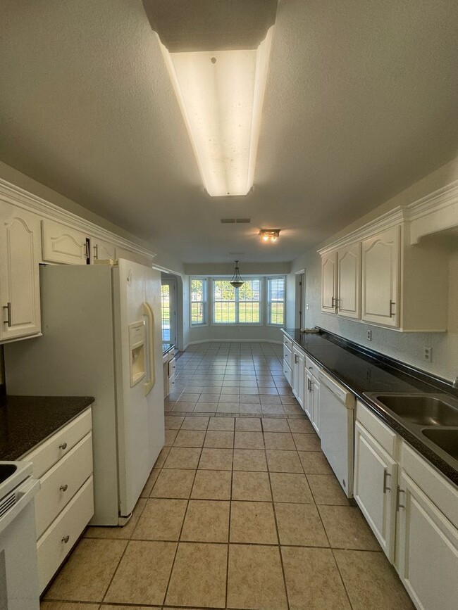 Building Photo - 3 Bedroom / 2 Bath with plenty of space. T...