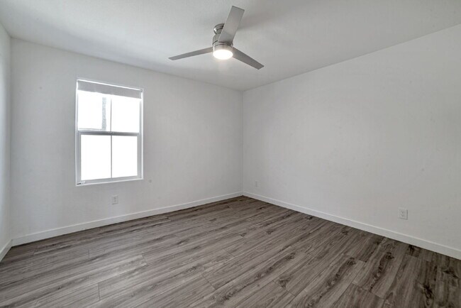 Building Photo - 10937 Parsley Ave