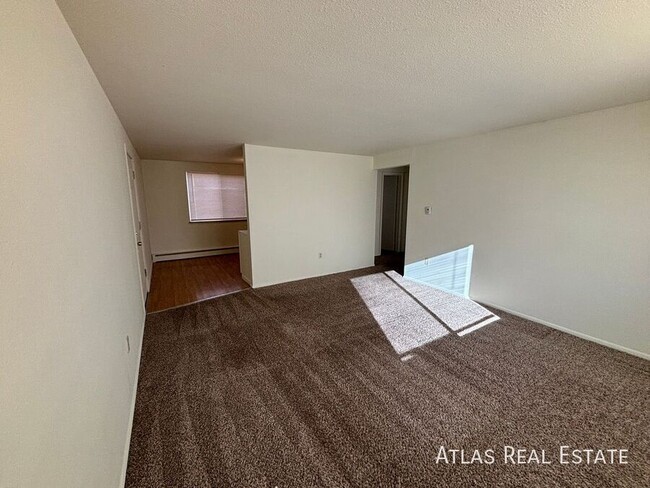 Building Photo - Newly Renovated Upper Level 2 Bed 1 Bath U...