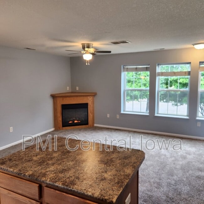 Building Photo - 305 NE Kingwood