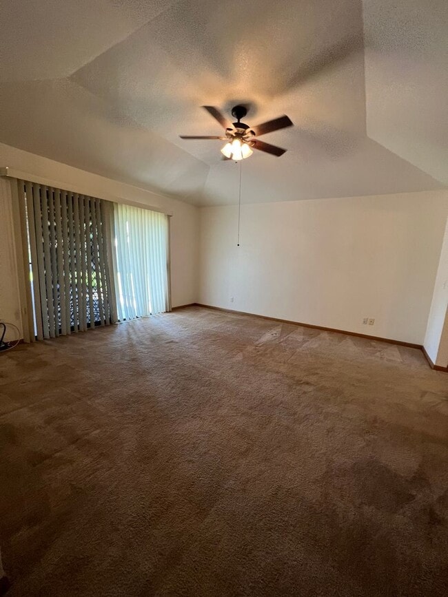 Building Photo - Discover the Jewel of Madera 4-bedroom 3-bath