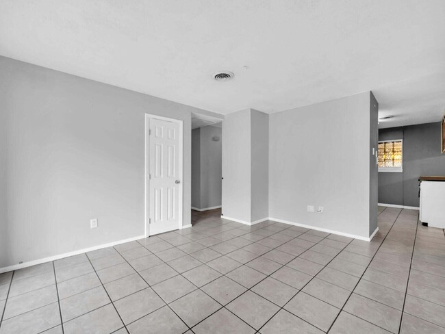 Building Photo - 113 Robinwood Dr SW