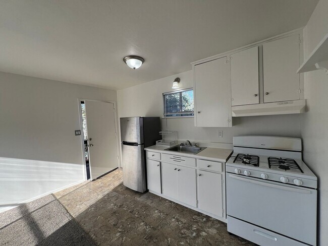 Building Photo - LSHOP1290