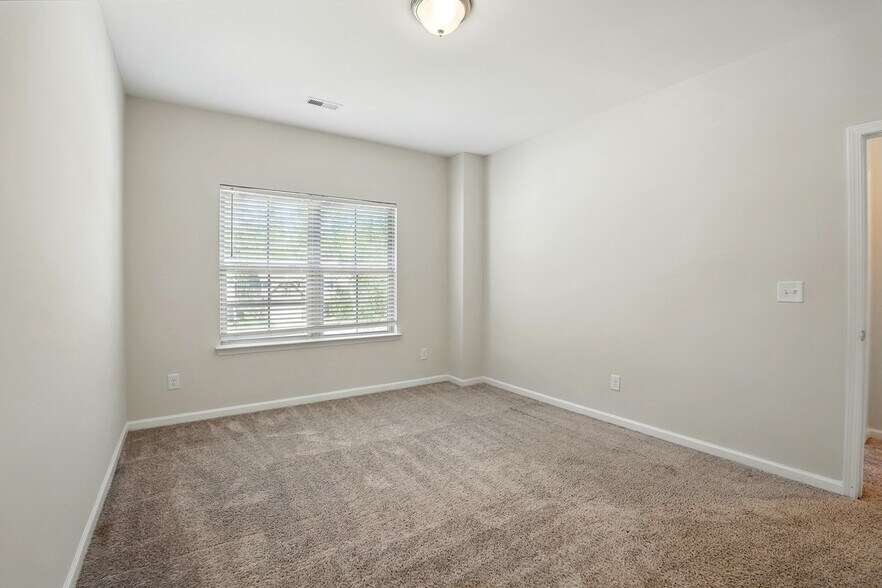 Building Photo - Room in House on Creek Bend Edge Ct