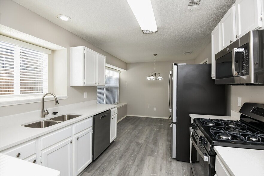 Building Photo - 8221 Cloverglen Ln