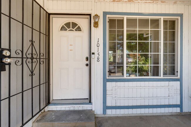 Building Photo - Charming 2 Bedroom Duplex with Private Backyard & Garage!
