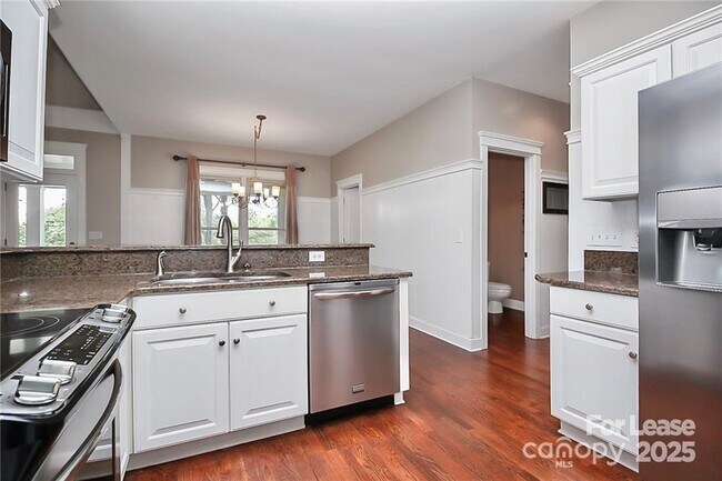 Building Photo - 2300 Mirow Pl