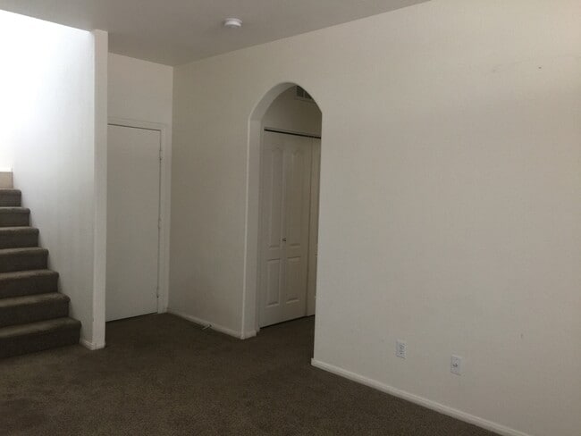 Building Photo - IMPECCABLE 2-STORY IN FANTASTIC NEIGHBORHOOD!