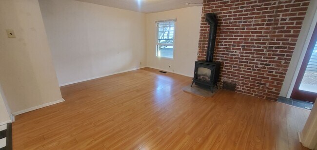 Building Photo - 3 & 4 Bedroom Units Just Steps from WWU
