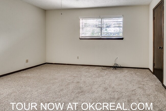 Building Photo - 1215 Lakecrest Dr
