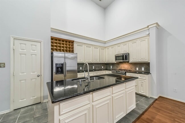 Building Photo - 1241 W 17th St