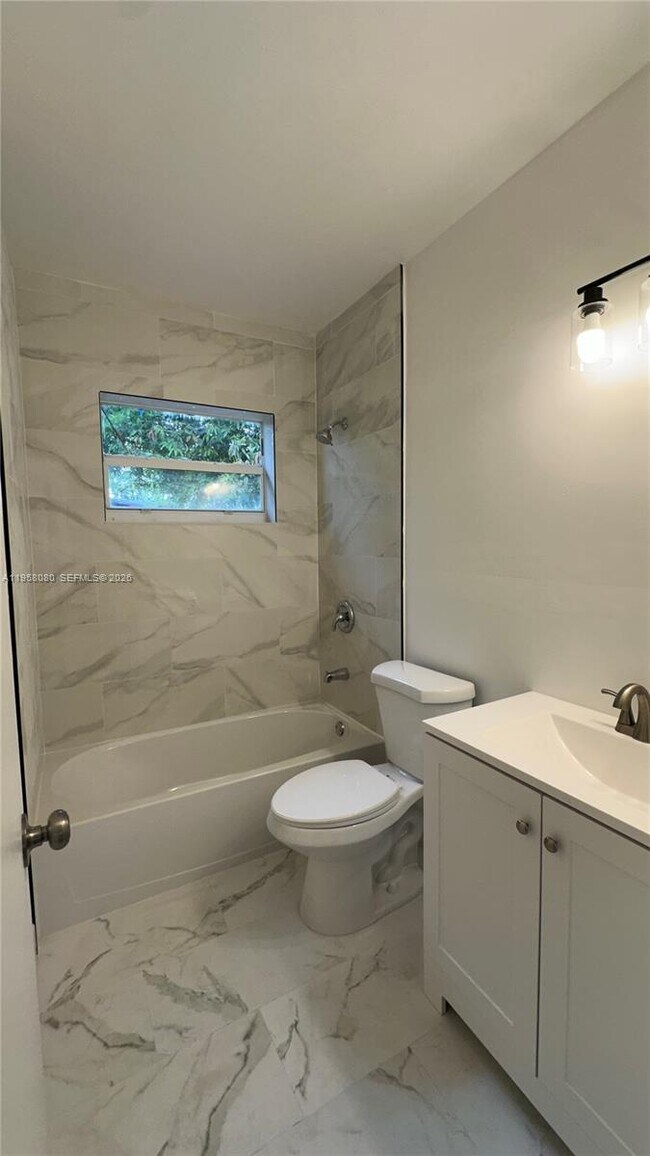 Building Photo - 4011 NE 8th Ave