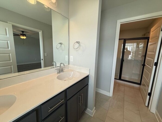 Building Photo - FOR RENT - Beautiful Townhome in Henderson...