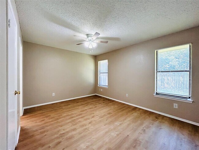 Building Photo - 12300 Deer Falls Dr