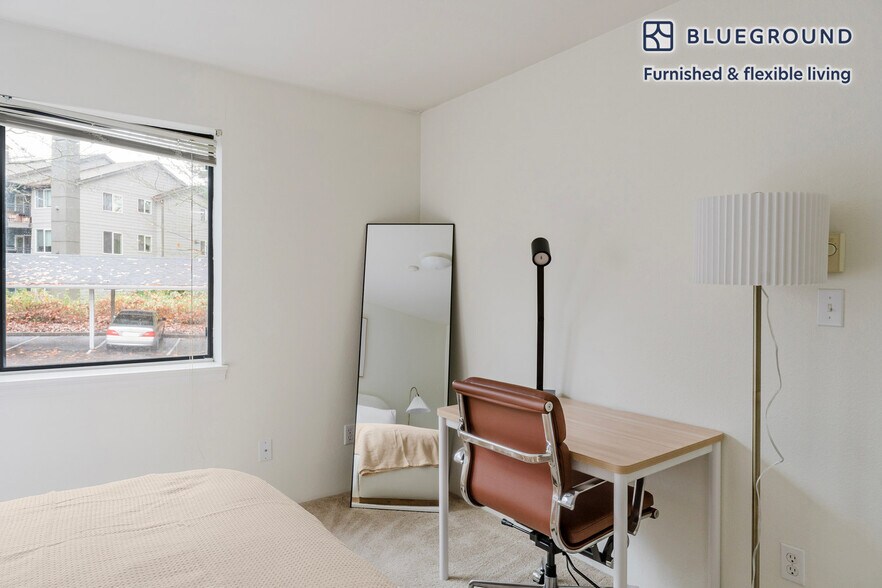 Building Photo - 15850 NE 40th St