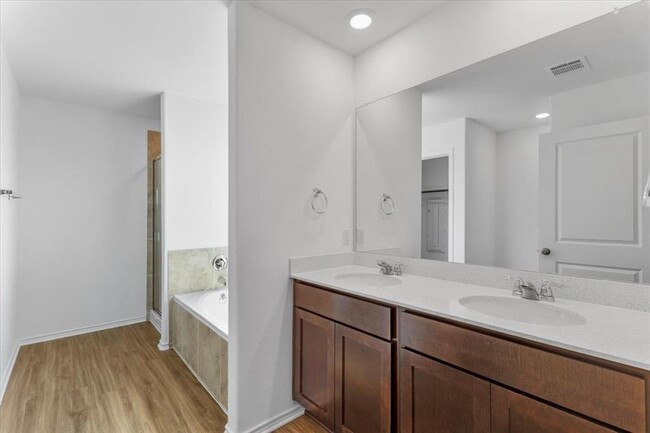 Building Photo - 425 Escondido Cir