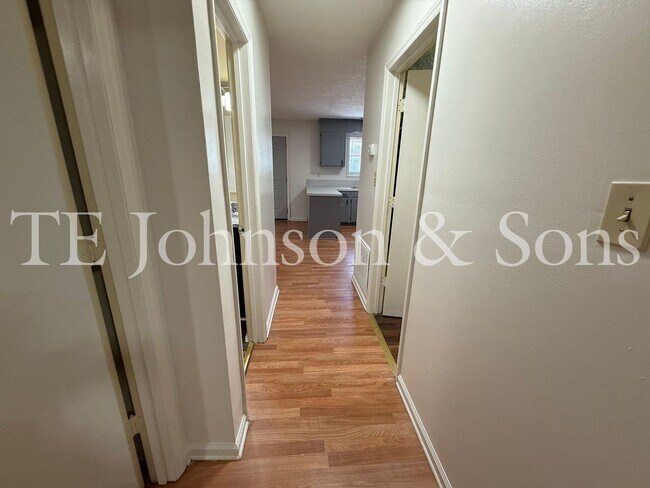 Building Photo - Comfortable Living with Included Utilities on Oakshire