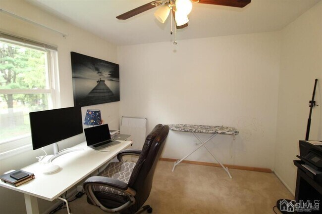 Building Photo - 47 Linden Ln S