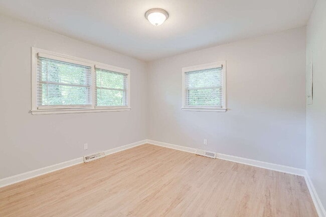 Building Photo - Spacious 3-Bed Ranch Living in Hillsborough