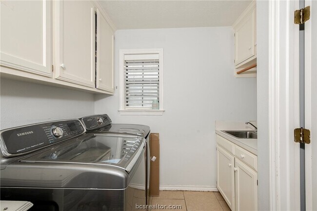 Building Photo - 2905 Aztec Ct