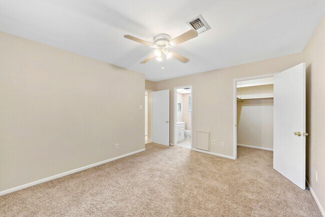Building Photo - 5522 Ariel St