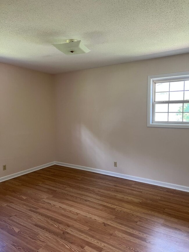 Building Photo - 102 Victoria Dr