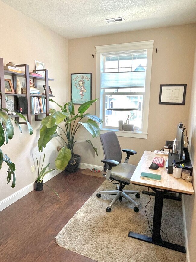Building Photo - Corner unit townhouse in Piedmont condominium community