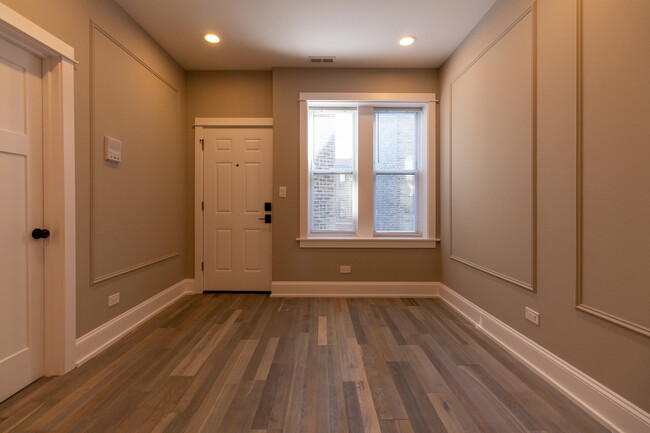 Building Photo - 2850 W Barry Ave