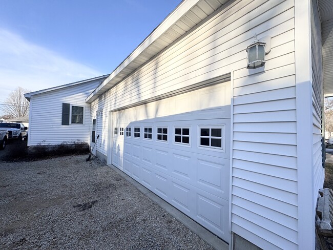 Building Photo - 523 E 1st St