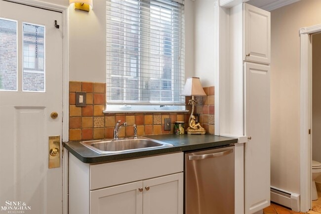 Building Photo - 476 St Clair Ave