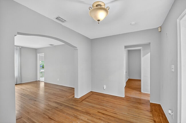 Building Photo - 2817 Poinsettia Ave