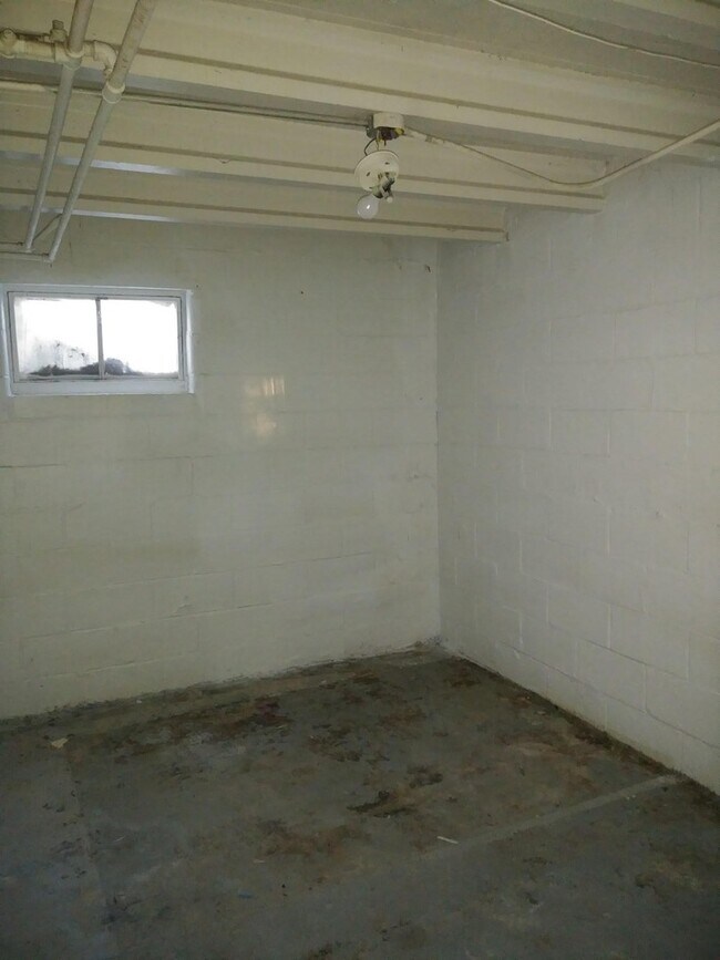 Building Photo - Cozy 4 bed 1.5 bath with a detached garage