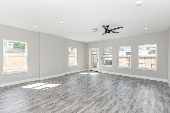 Building Photo - 3547 Dreyfus St