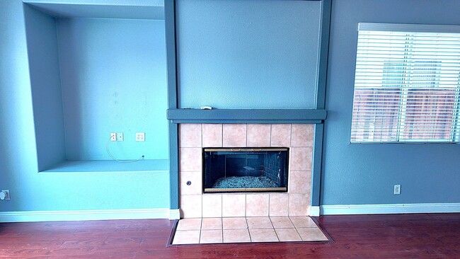 Building Photo - Beautiful 4-Bedrooms Home - Across from La...