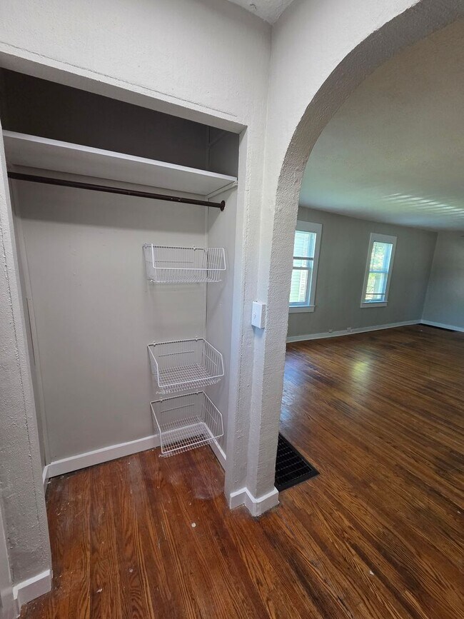 Building Photo - Three Bedroom Single Family Home AVAILABLE NOW