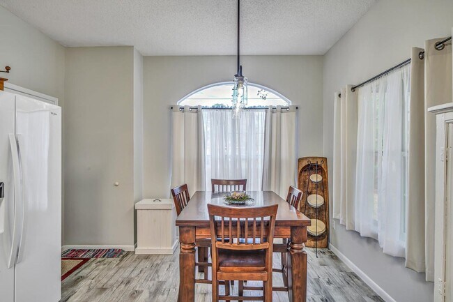 Building Photo - Updated 3 Bedroom in Central Location!