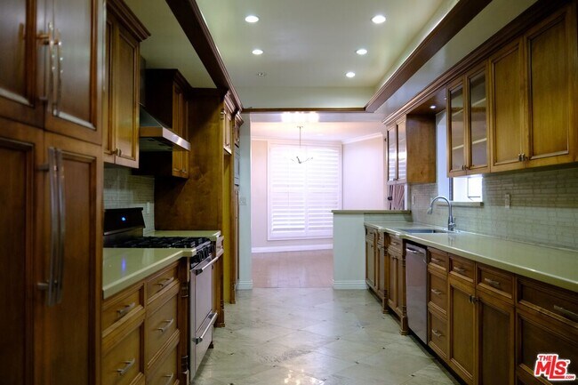 Building Photo - 4444 Wilshire Blvd