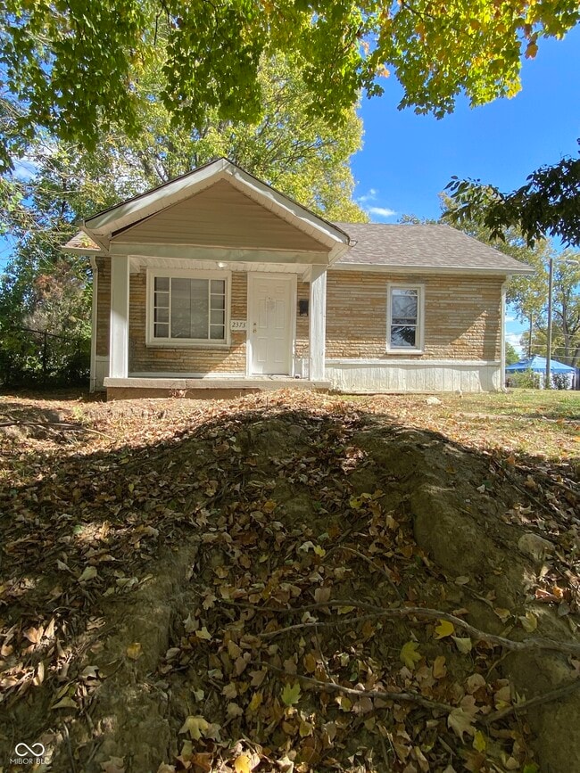 Primary Photo - 2373 N Oxford St