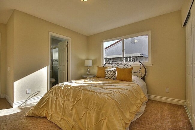 Building Photo - $4590 / 5 BR -GORGEOUS MODEL HOME IN THE W...