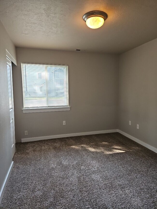 Building Photo - Fabulous Location!  3 bedroom, 2 bathroom ...