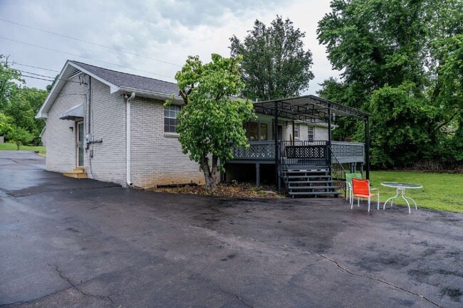 Building Photo - 207 Whitnel Dr