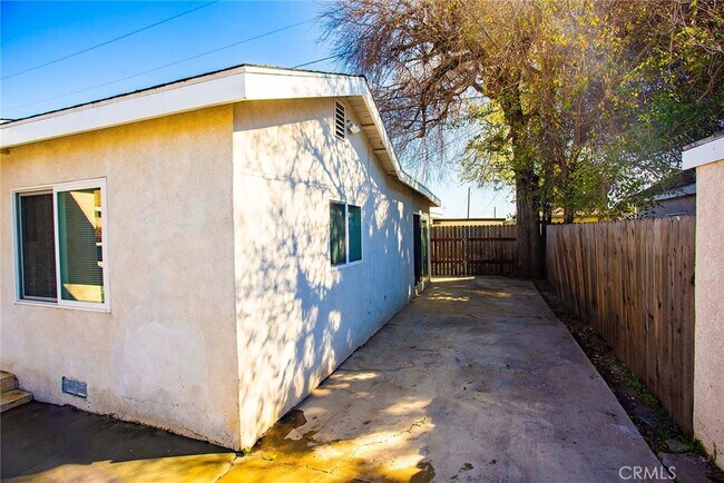 Building Photo - 20424 Raymond Ave