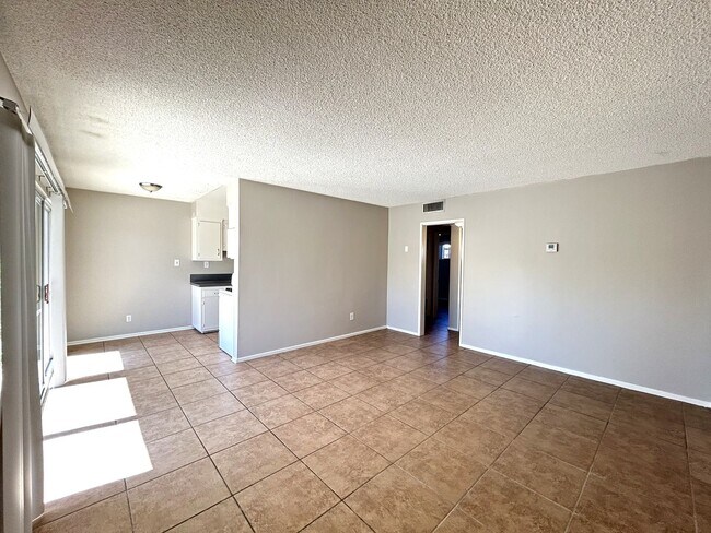Building Photo - AVAILABLE NOW!! 2 Bedroom 1 Bath Apartment...