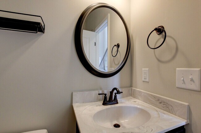 Building Photo - Huge 5 bed 3 ba.  Gorgeous House Near Post...